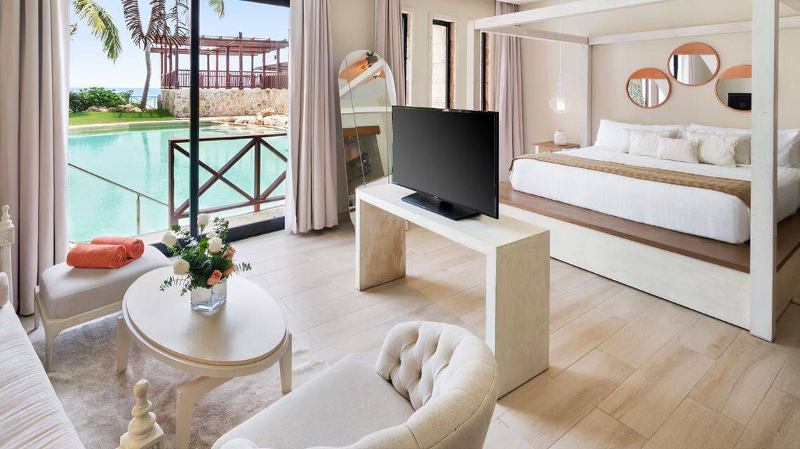 CASTLE SWIM OUT JUNIOR SUITE KING POOL VIEW