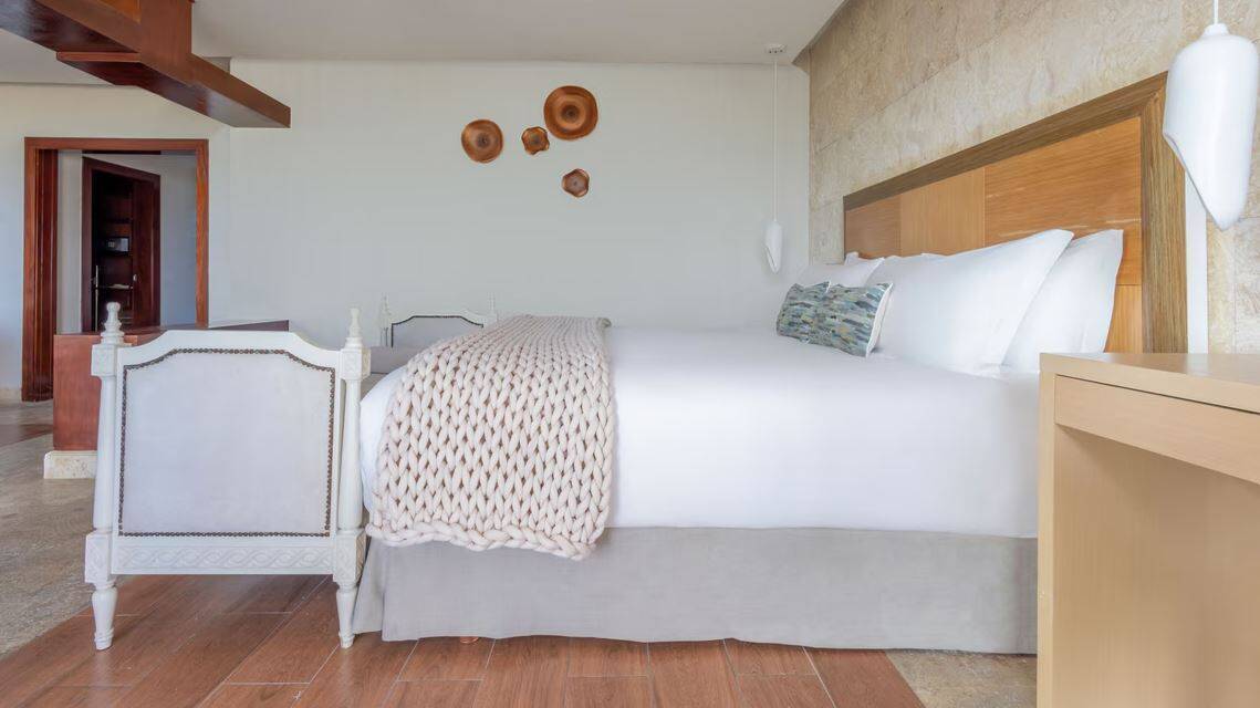 CASTLE SWIM OUT JUNIOR SUITE KING POOL VIEW