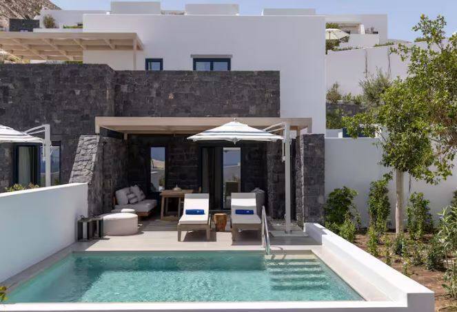 KING DELUXE ROOM WITH POOL