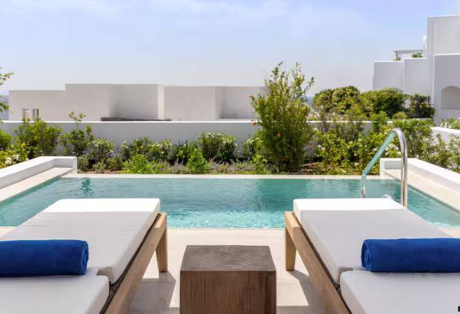 KING DELUXE ONE BEDROOM SUITE WITH POOL