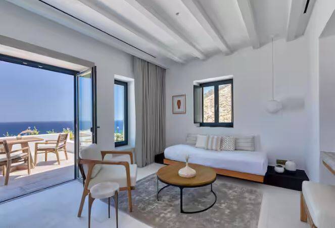 KING PREMIUM ONE BEDROOM SUITE WITH SEA VIEW