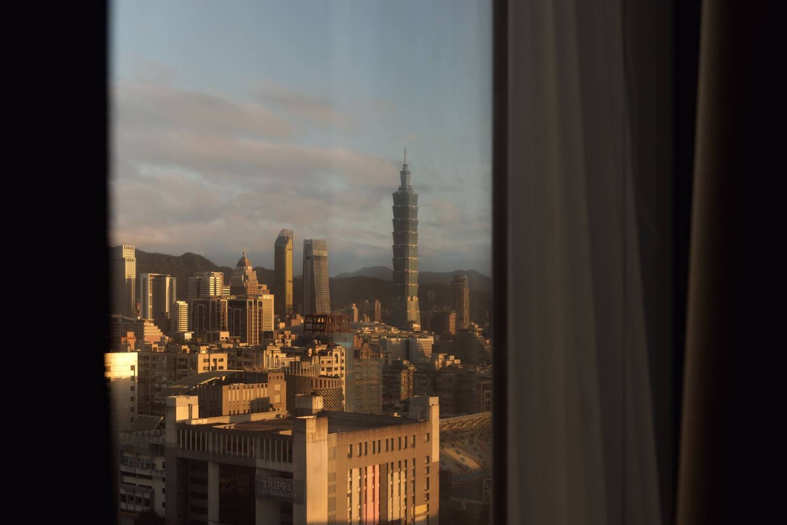DELUXE SKYLINE KING ROOM