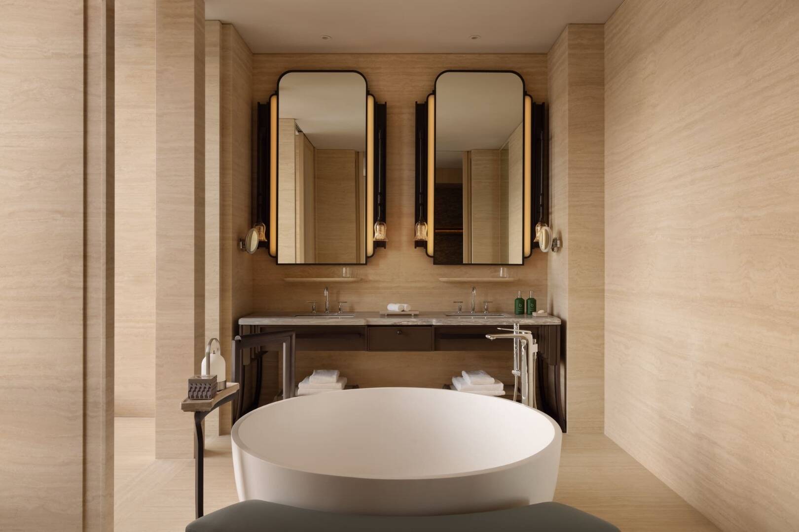DELUXE SKYLINE SUITE