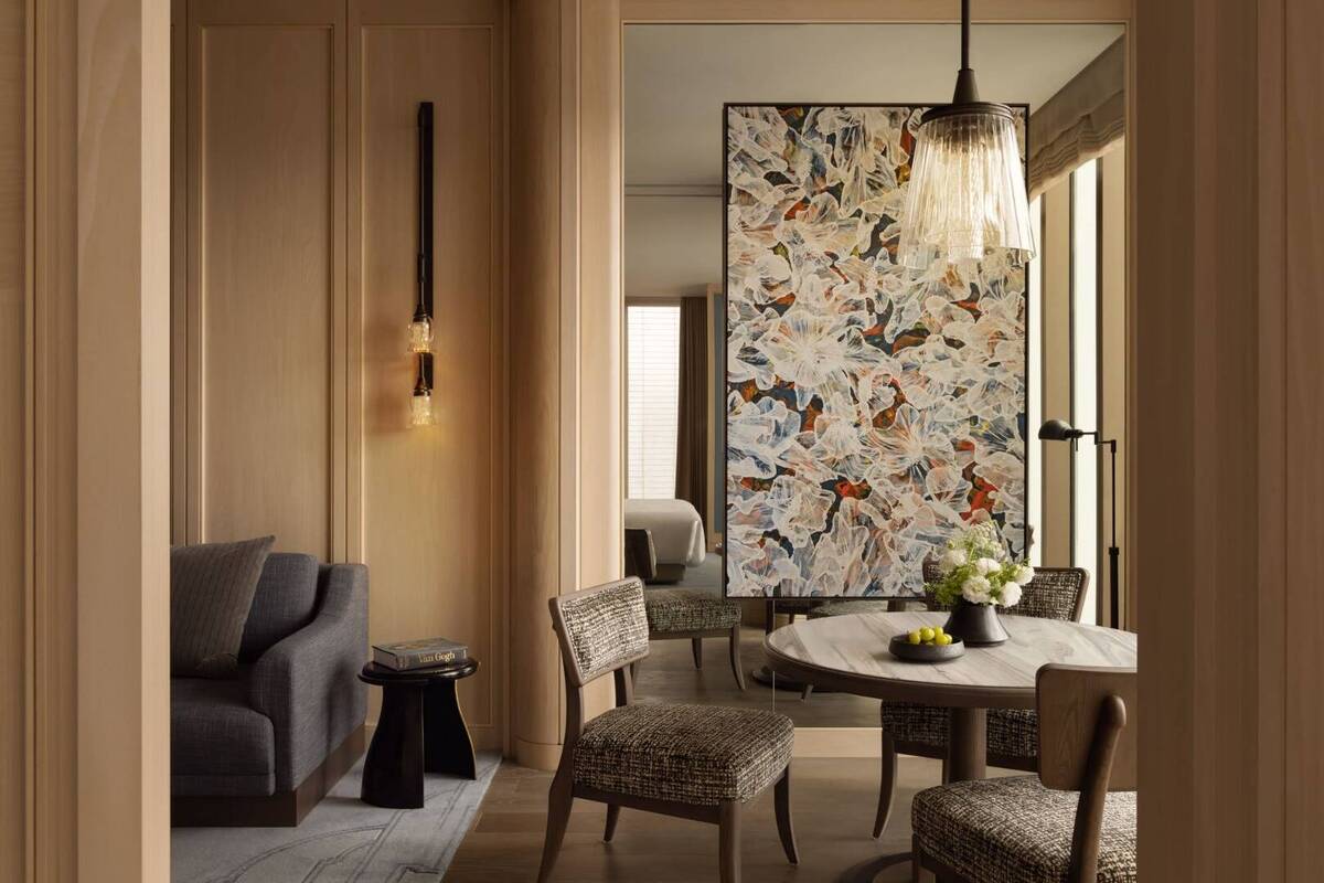 DELUXE SUITE