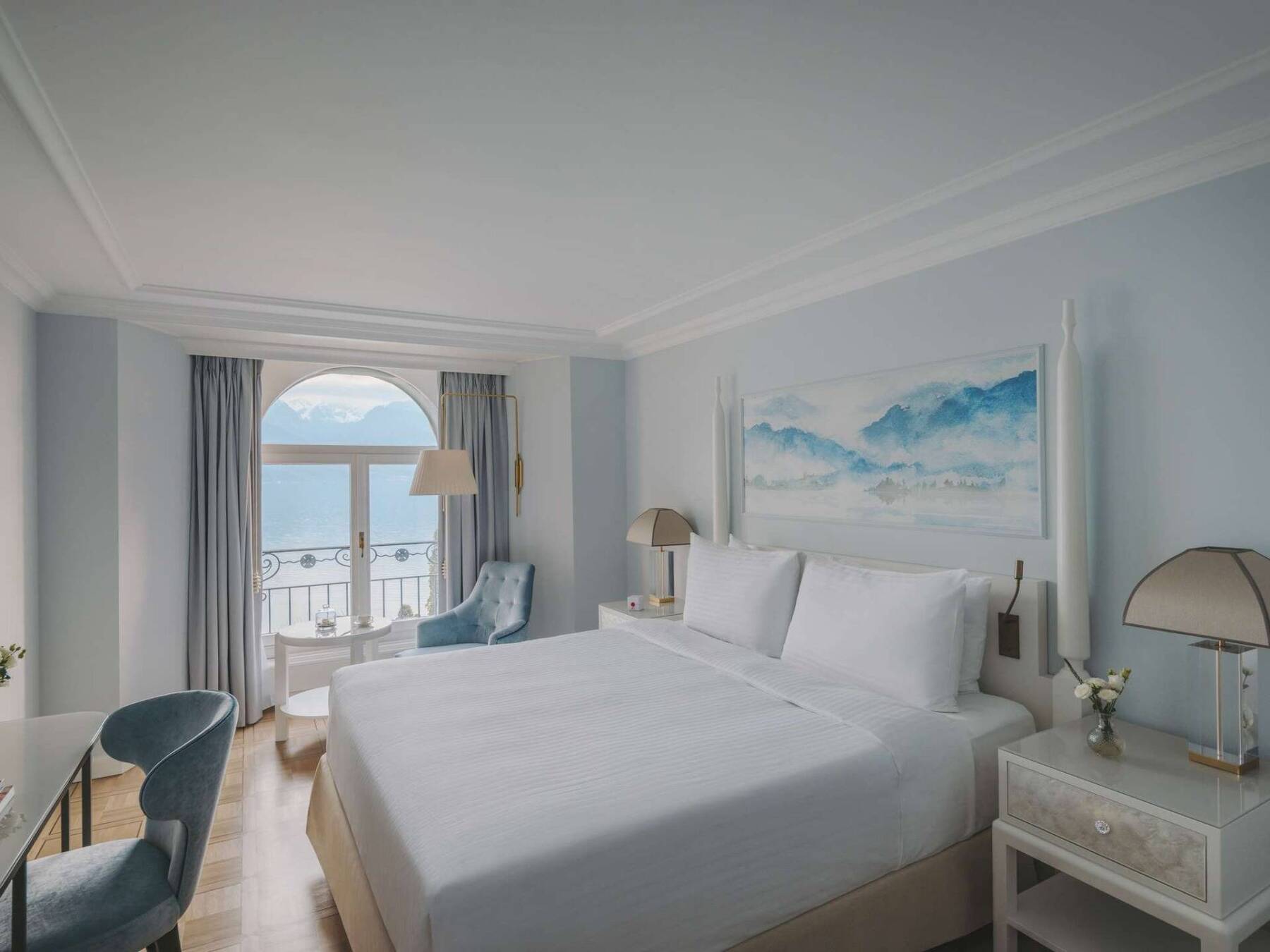 Fairmont Lake View Room - Queen Bed