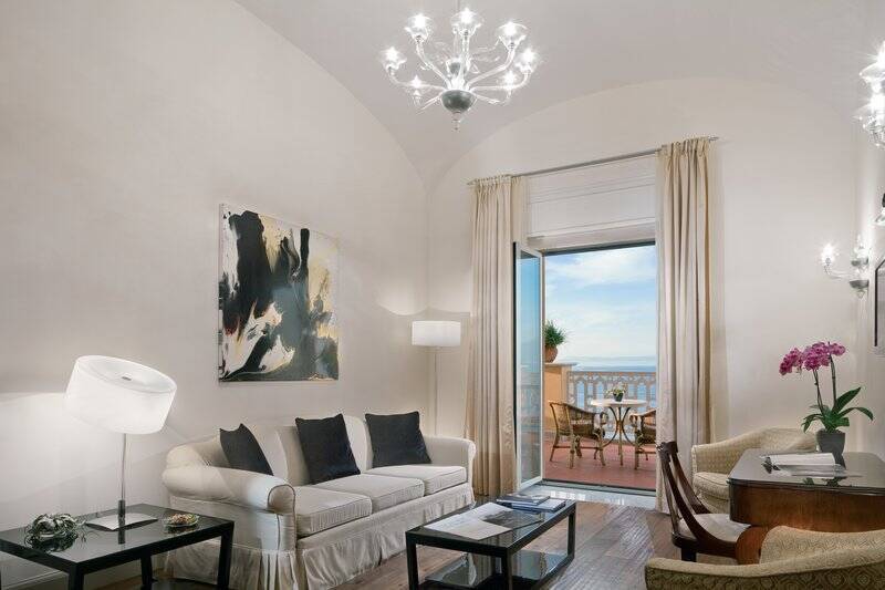 Deluxe Sea View Suite