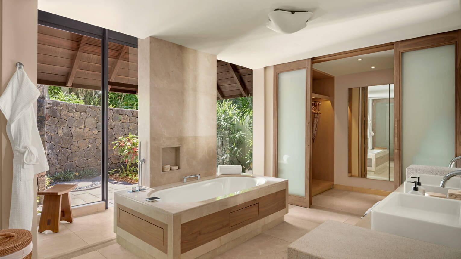 Premium Oceanfront Pool Villa King