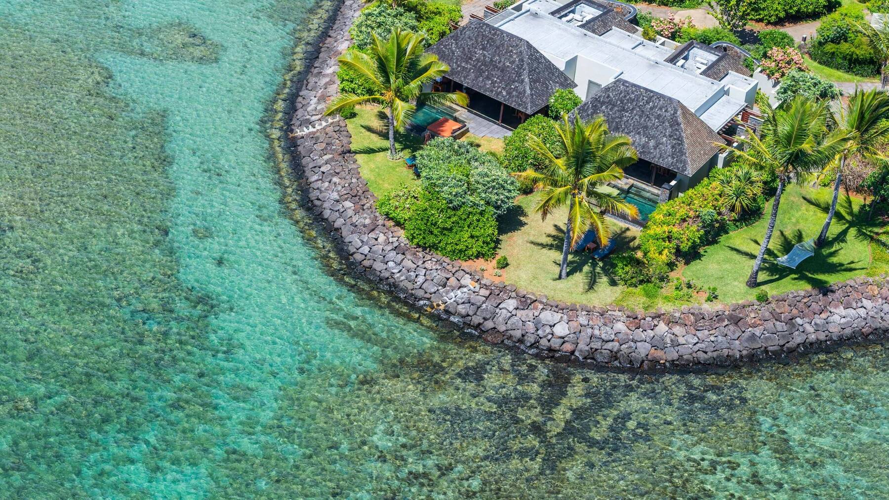Island Garden Pool King Bed