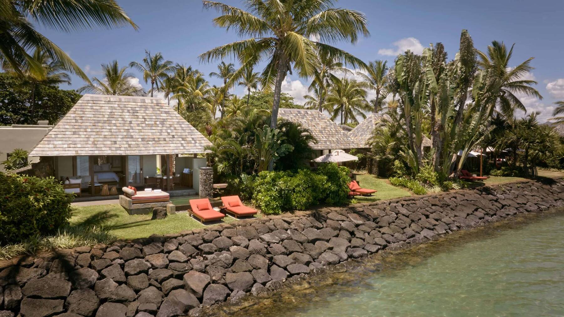 Island Garden Pool King Bed