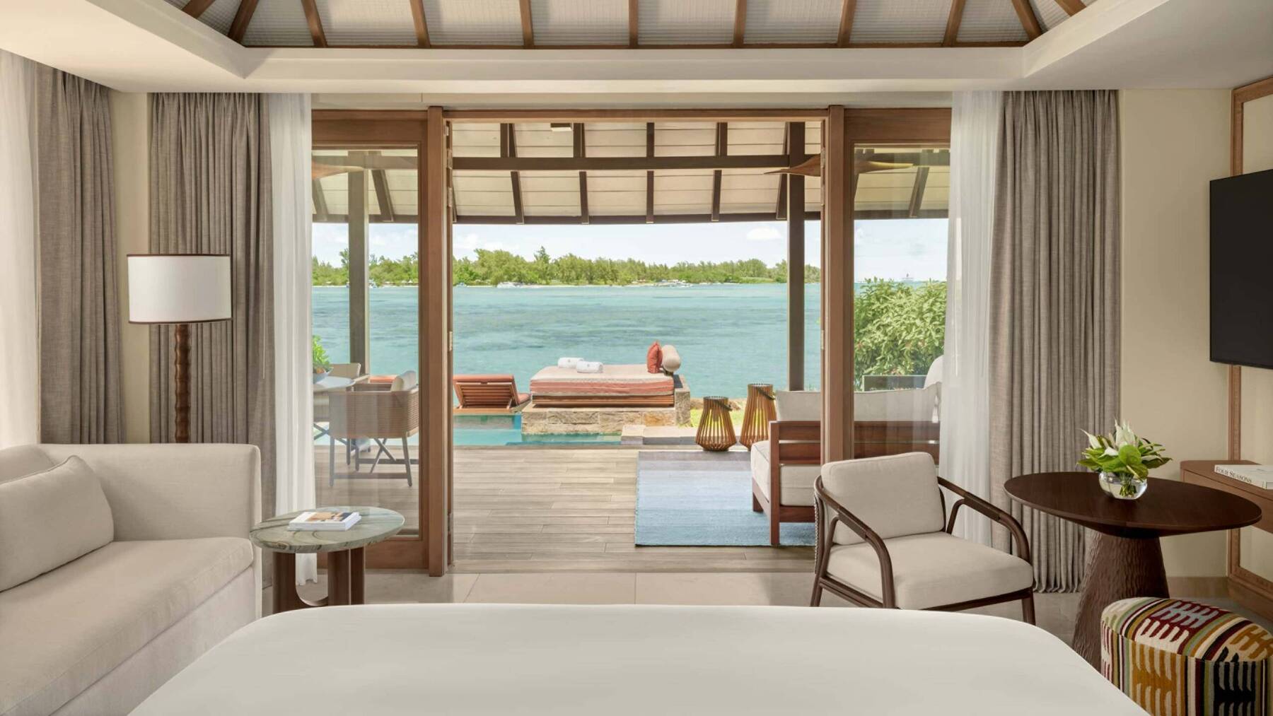 Island Garden Pool King Bed
