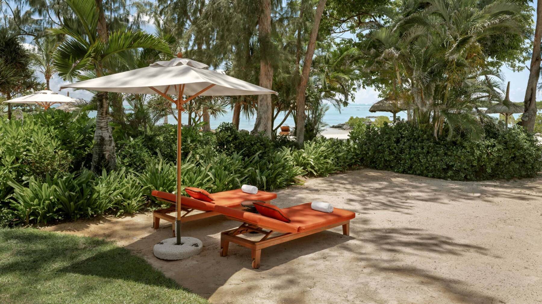Island Garden Pool King Bed