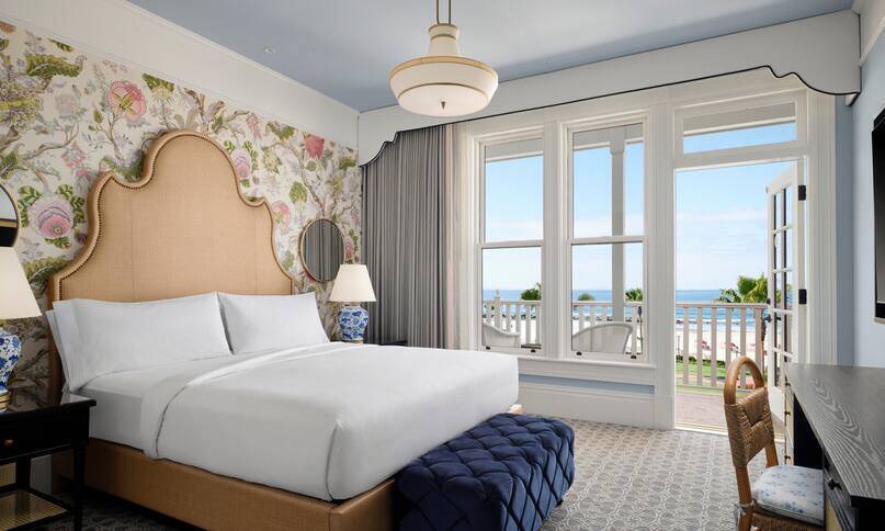 Victorian Oceanfront Balcony King Mobility Access Shower