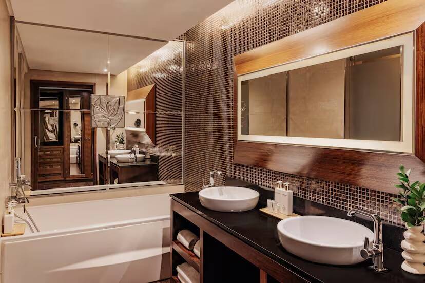 RedLevel Junior Suite Room Frontal Ocean View Whirpool Bathtub