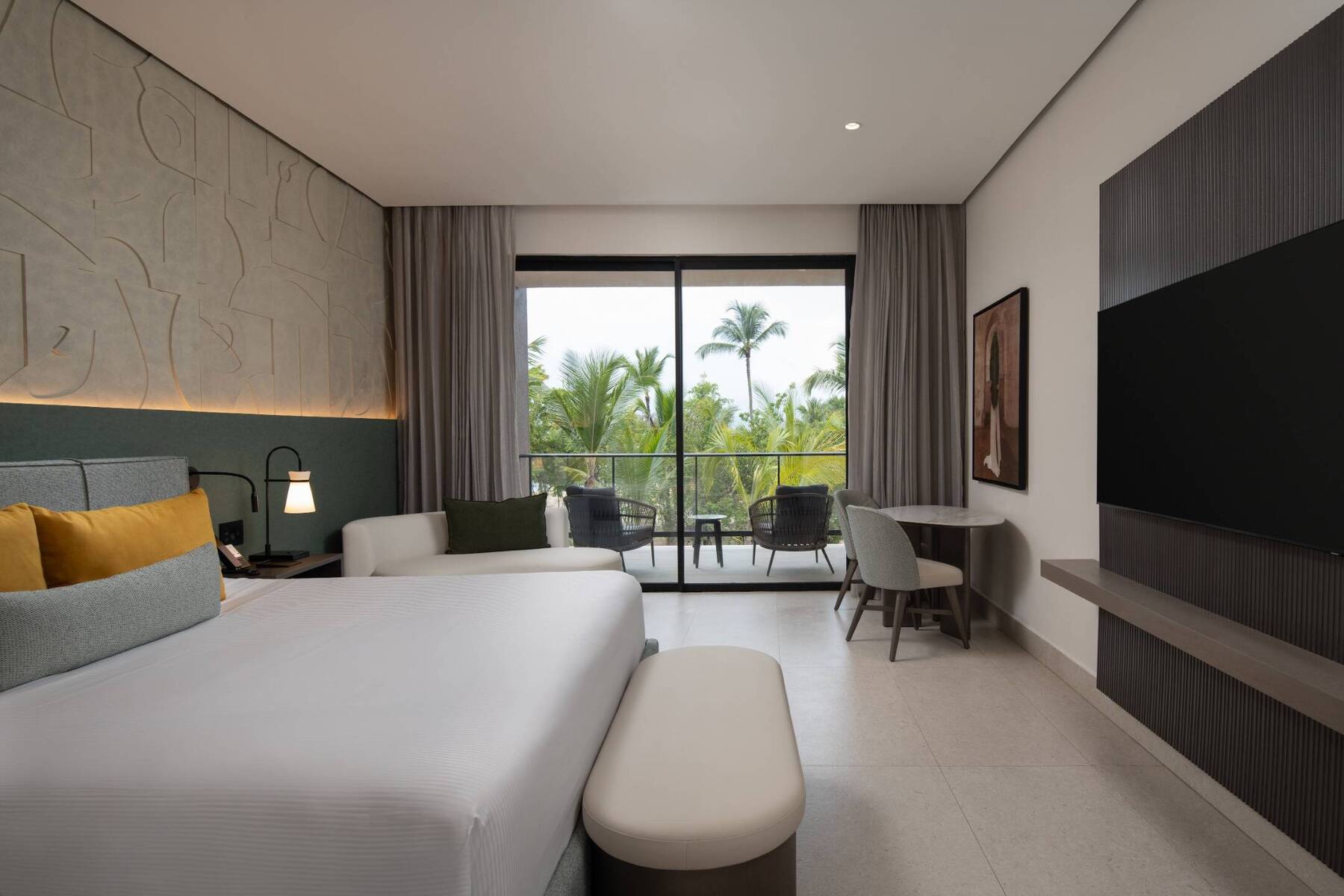 TROPICAL VIEW ROOM KING BED