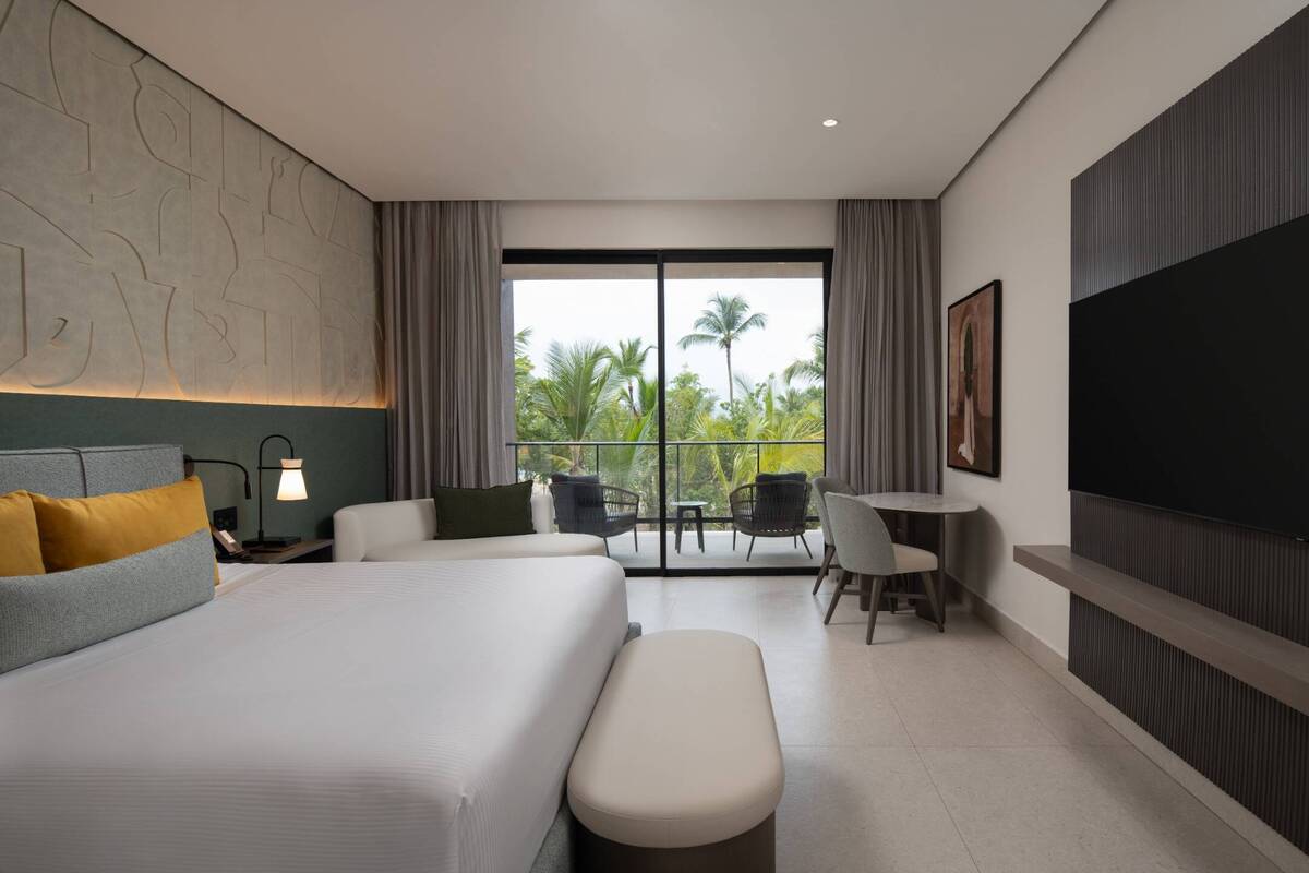 TROPICAL VIEW ROOM KING BED
