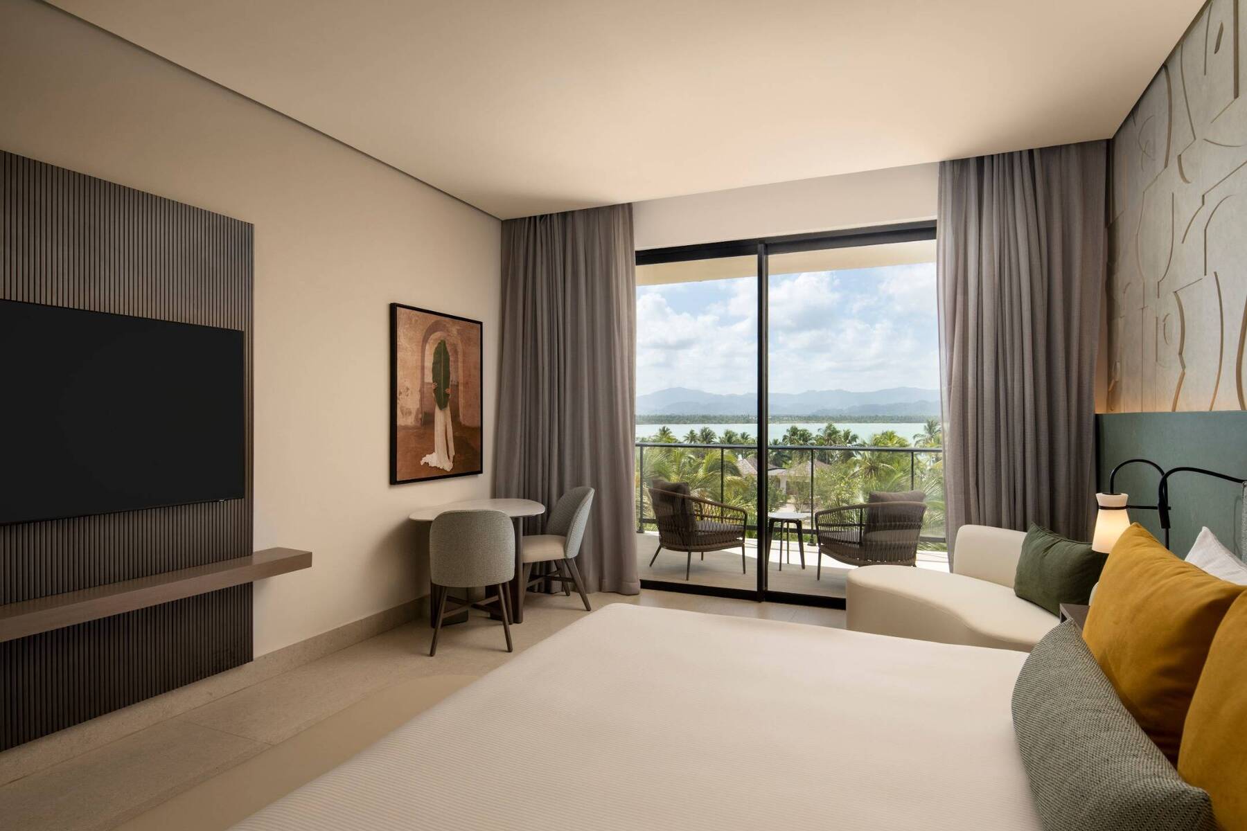 OCEAN FRONT ROOM KING BED