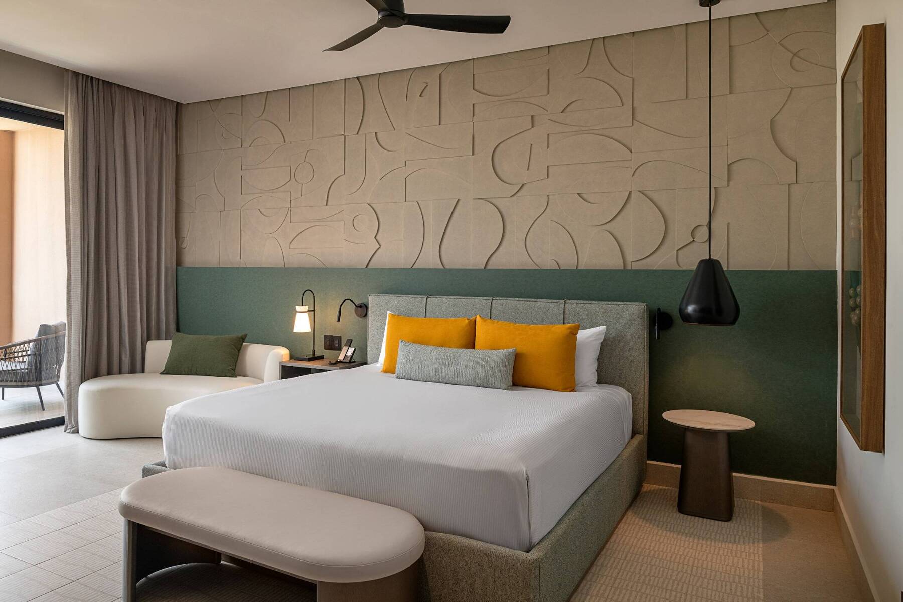 PLUNGE POOL TROPICAL VIEW ROOM KING BED