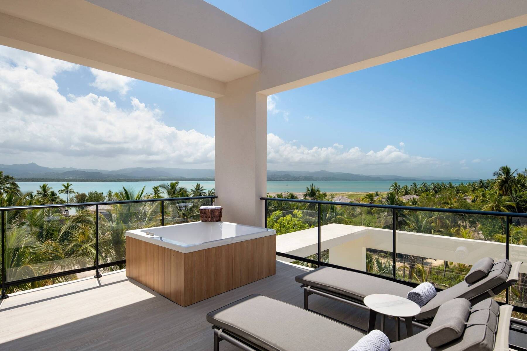 CLUB AZURE ONE BEDROOM SUITE TROPICAL KING