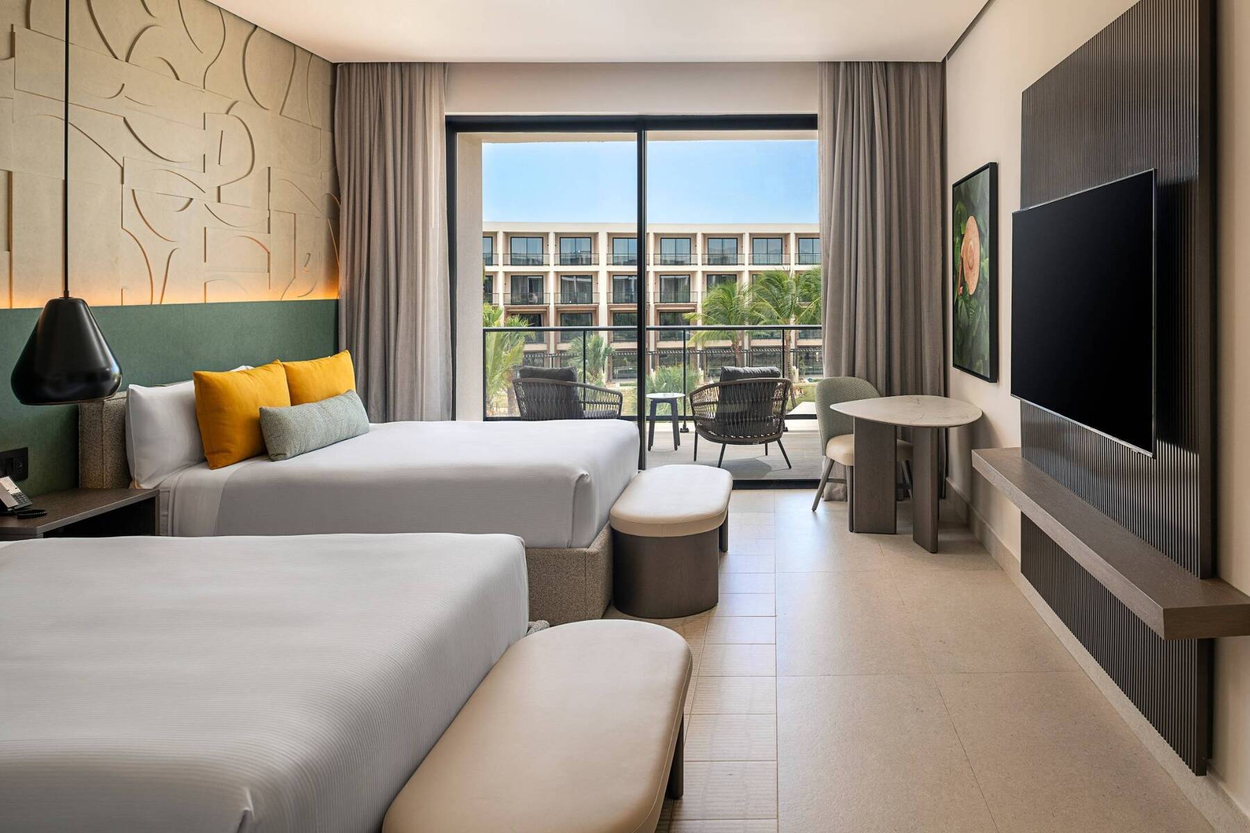 CONNECTING TROPICAL VIEW ROOM