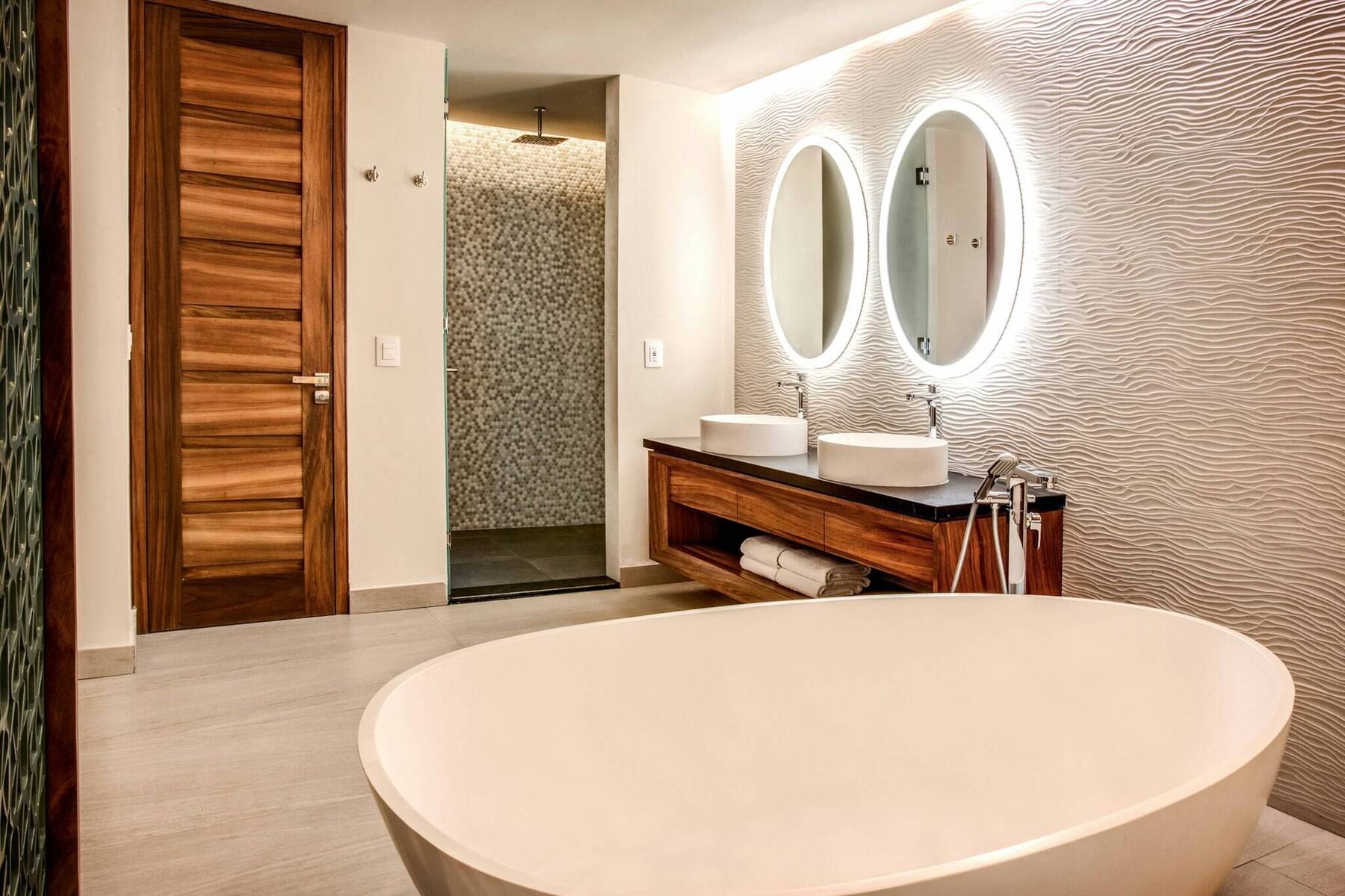 Swim Out King Suite with Bathtub