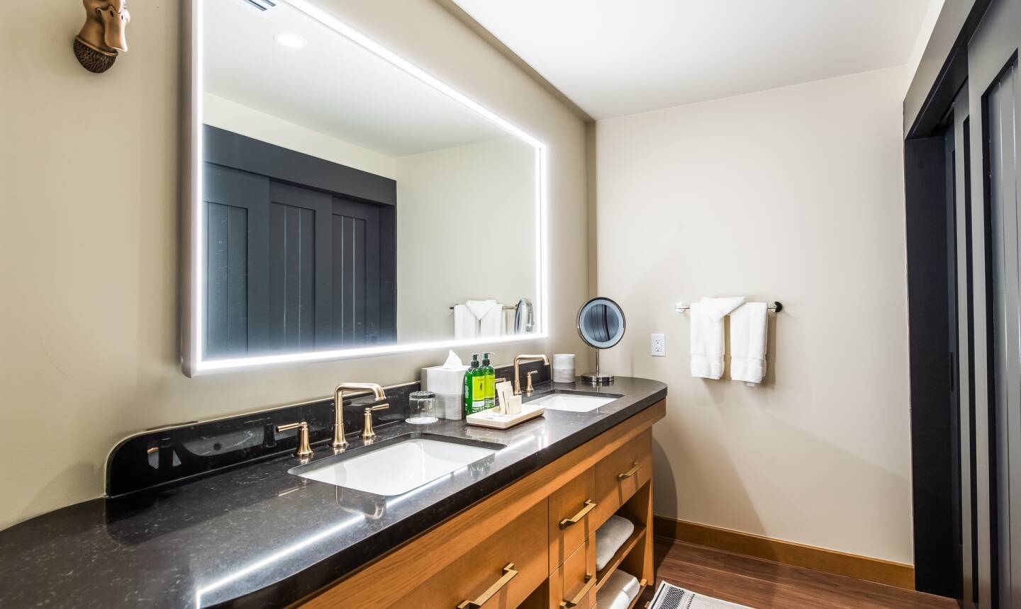 Cliffs Junior Suite with Fireplace