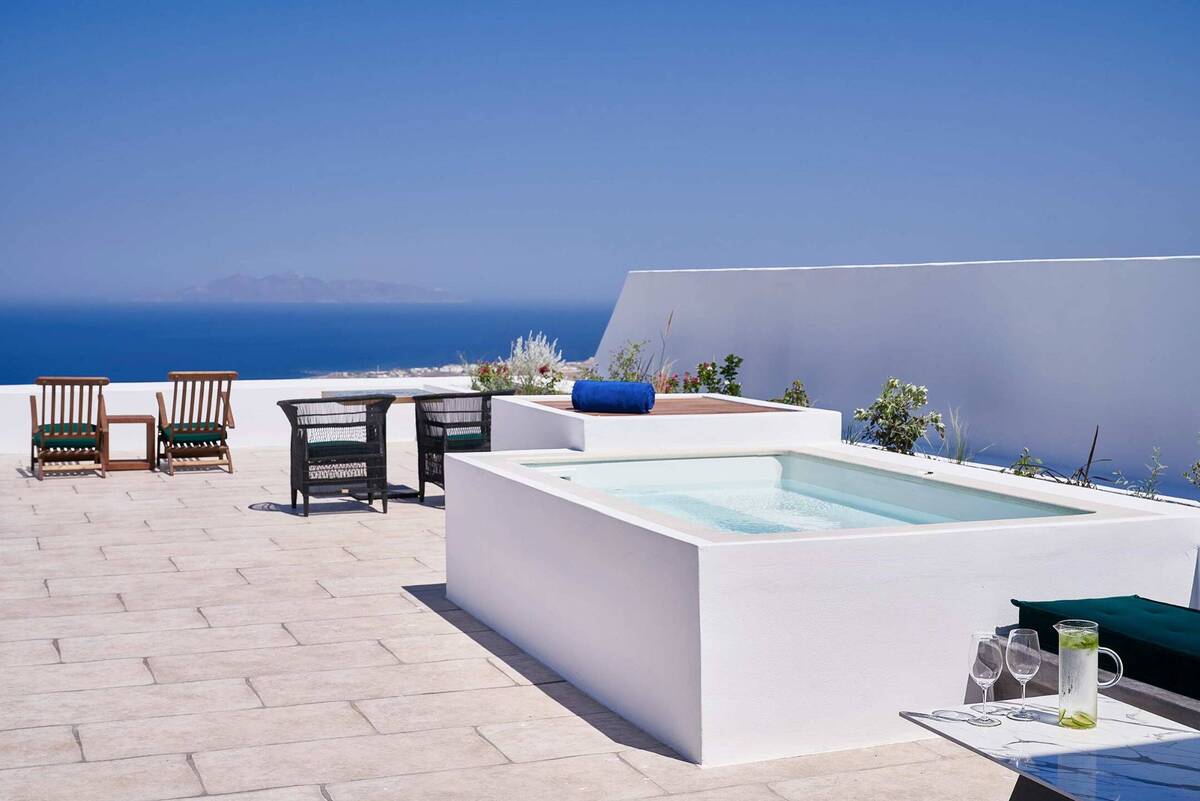 HONEYMOON JETTED TUB SUITE SEA VIEW
