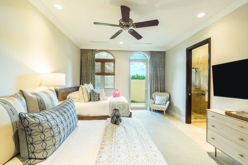 ESTATE FIVE BEDROOM BEACH LEVEL POOL RESIDENCE