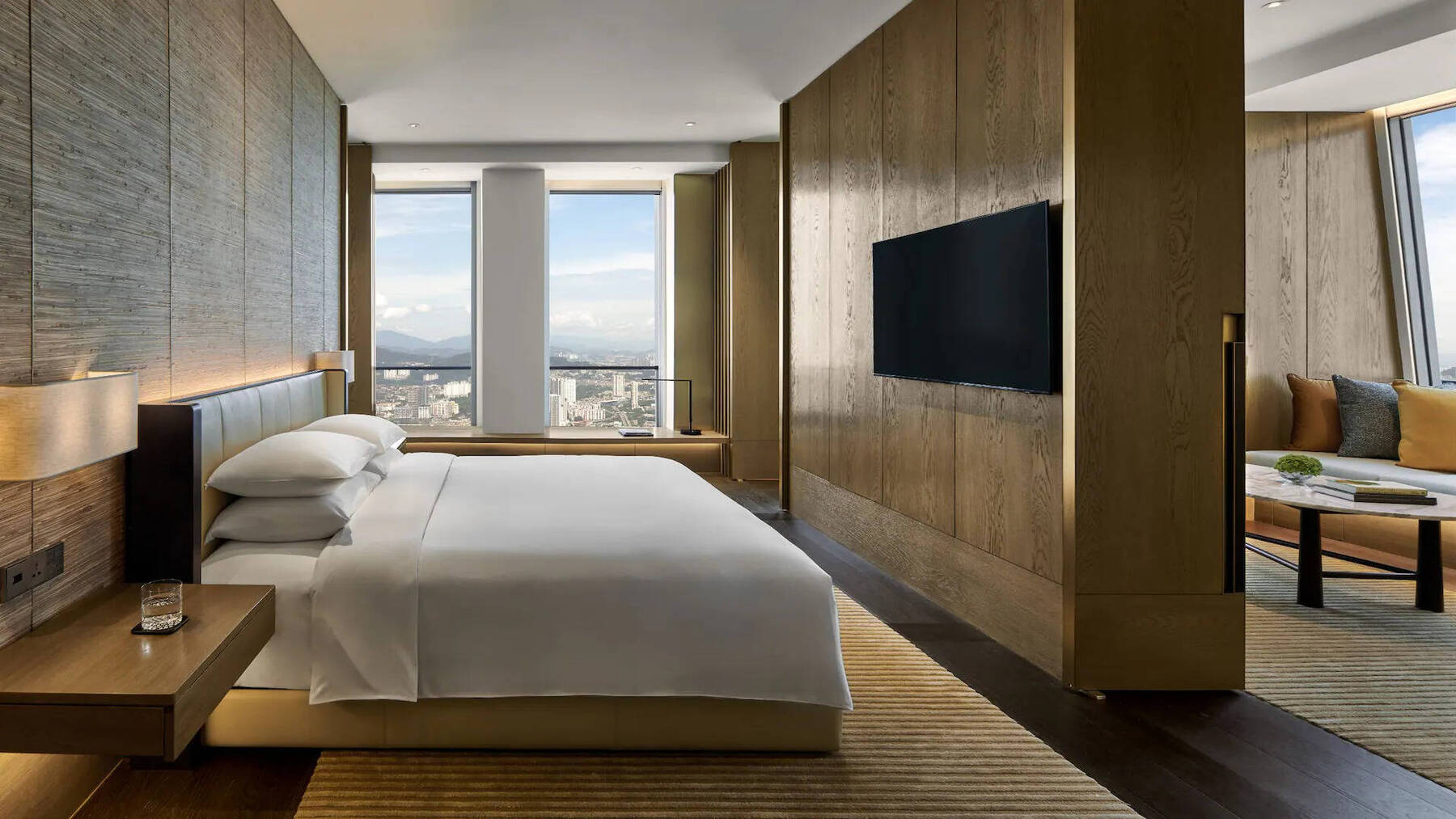 ONE KING BED, STUDIO