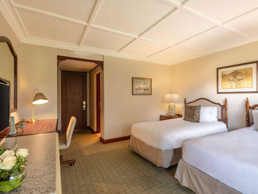DELUXE ROOM WITH TWO SINGLE BEDS