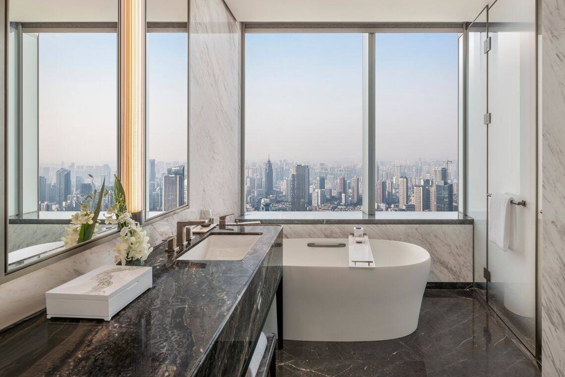 DELUXE KING GUESTROOM, CITY SKYLINE VIEW