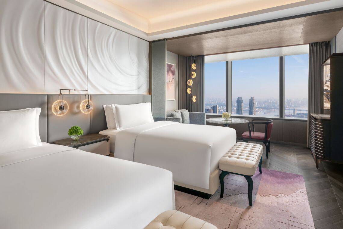 PREMIER TWO DOUBLE GUESTROOM, YANGTZE RIVER VIEW