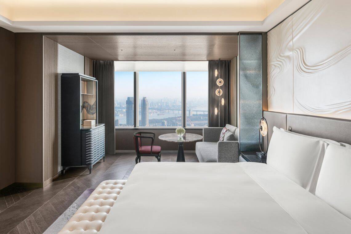 PANORAMIC KING GUESTROOM, YANGTZE RIVER VIEW