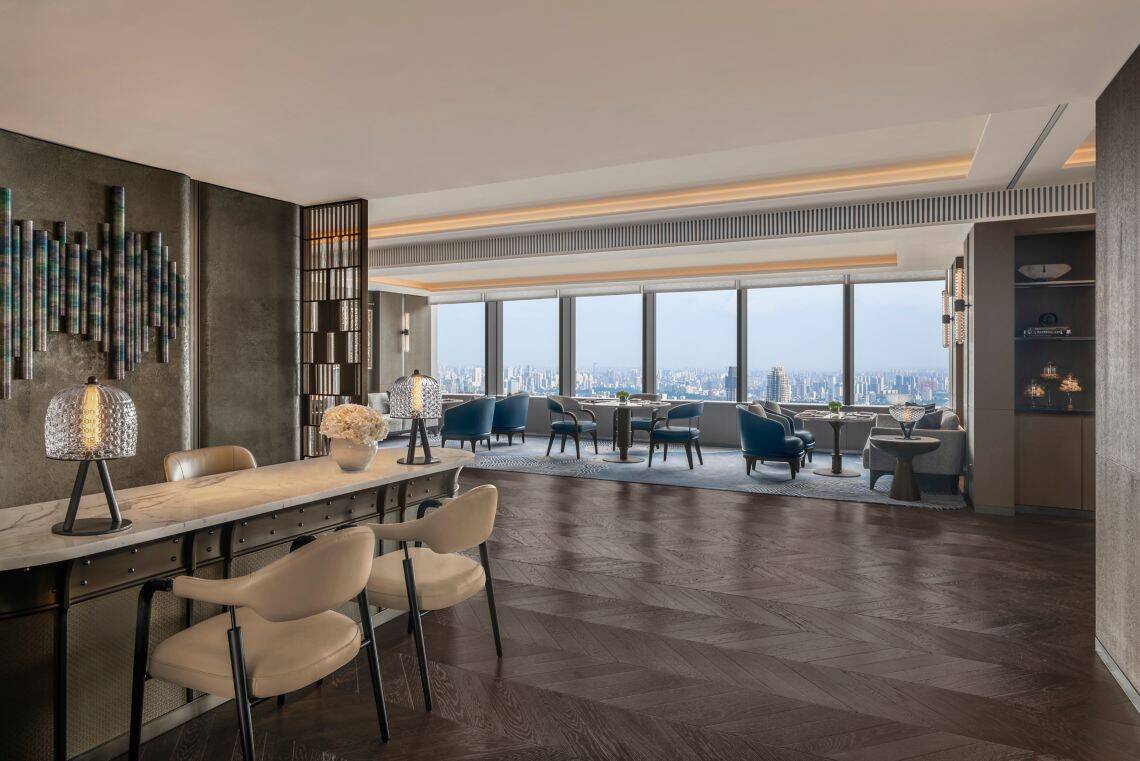 CLUB TWO DOUBLE ROOM, CITY SKYLINE VIEW 