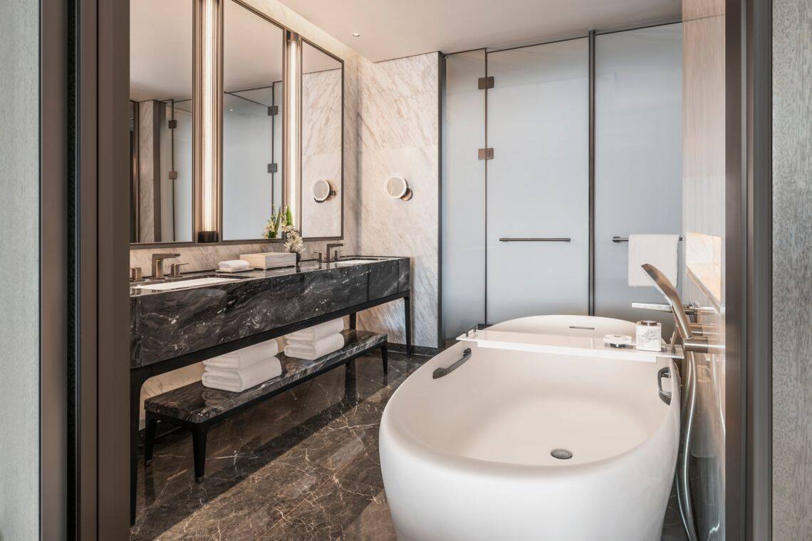 DELUXE KING SUITE, CITY SKYLINE VIEW