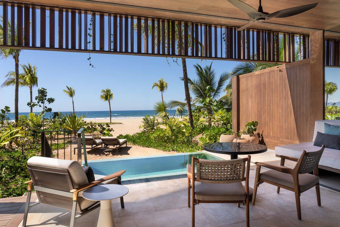BEACH FRONT POOL KING SUITE, SOFA BED