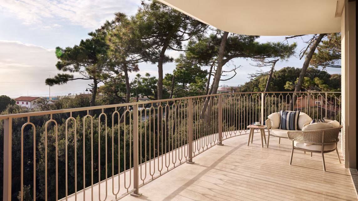 PANORAMIC SEA VIEW LARGER KING CORNER ROOM BALCONY
