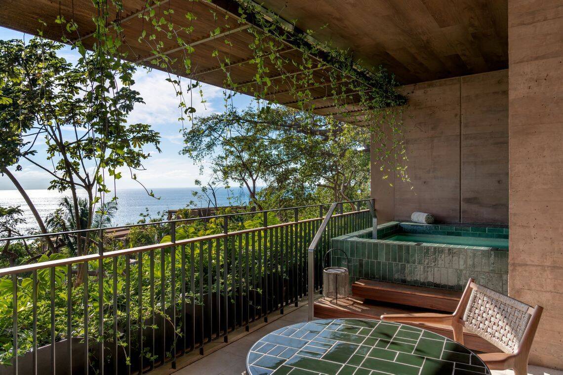 PANORAMIC OCEAN VIEW FOUR BEDROOM RESIDENCE, MID FLOOR, TERRACE AND PLUNGE POOL