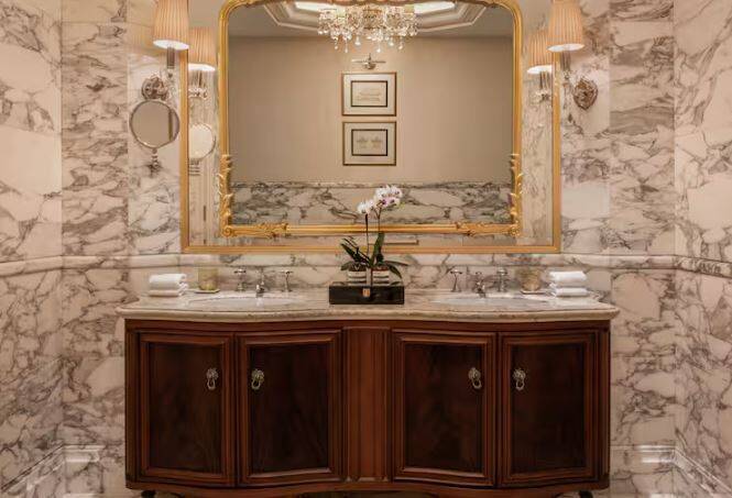 KING BUND HERITAGE STAIRCASE SUITE