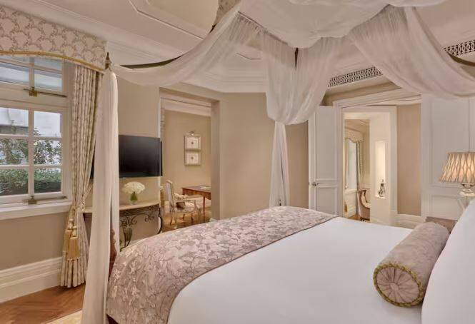 KING BUND HERITAGE STAIRCASE SUITE