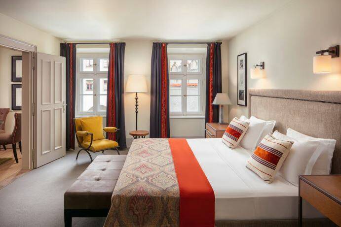 DELUXE SUITE CASTE VIEW