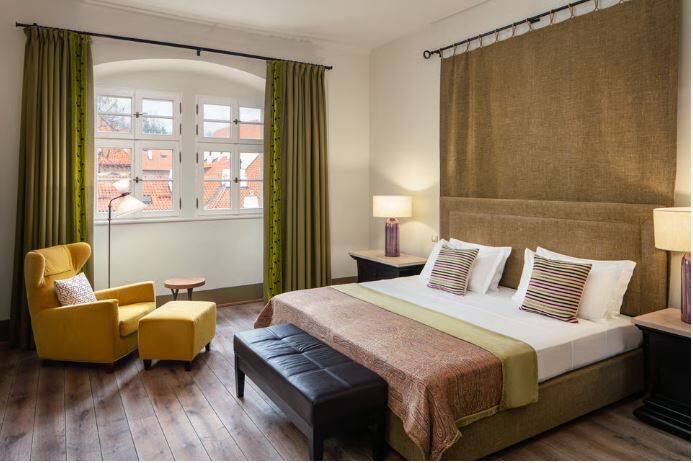 DELUXE SUITE SUNDIAL GARDEN SUITE